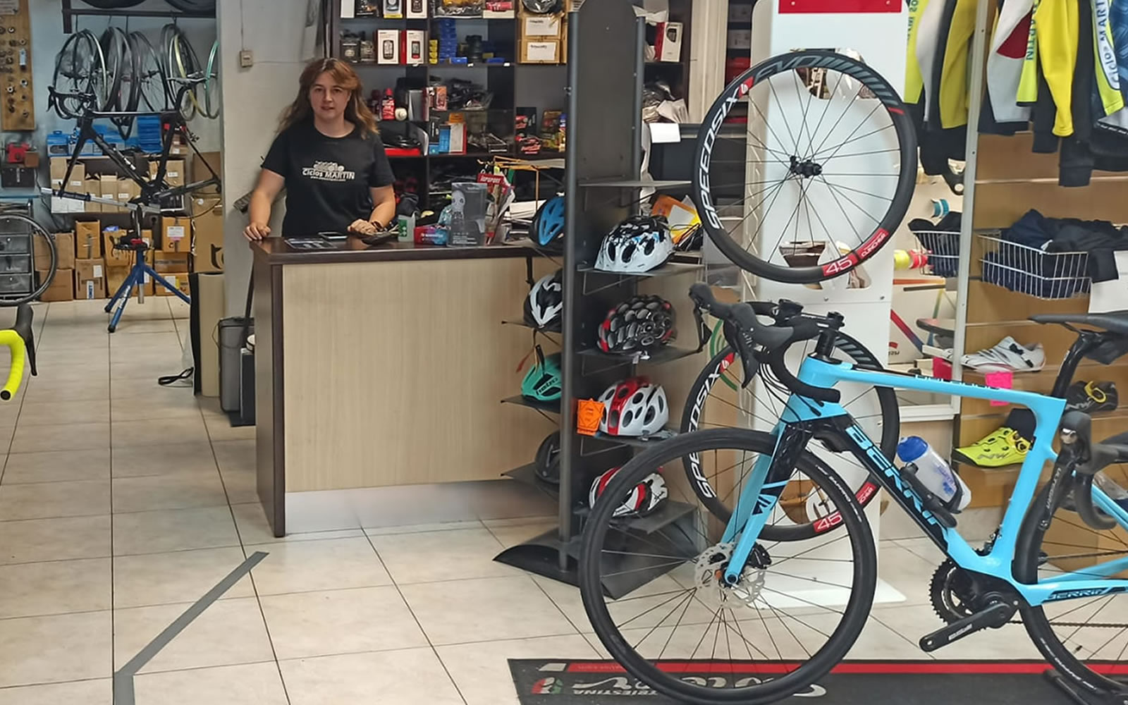 Atención al cliente en la tienda Esquíroz