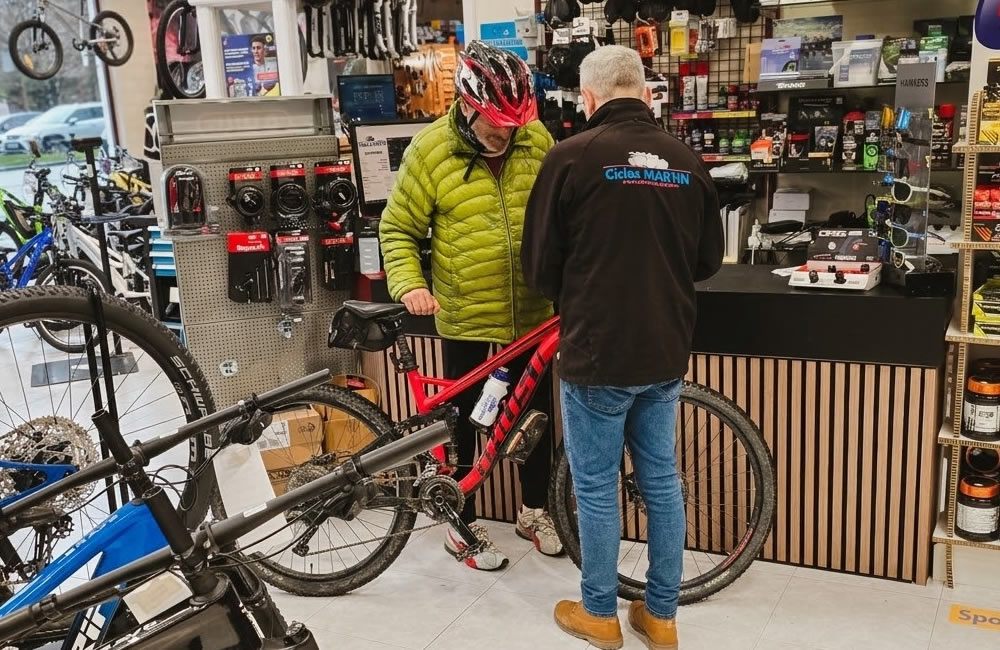 Preparación y entrega de bicicleta nueva en Ciclos Martín
