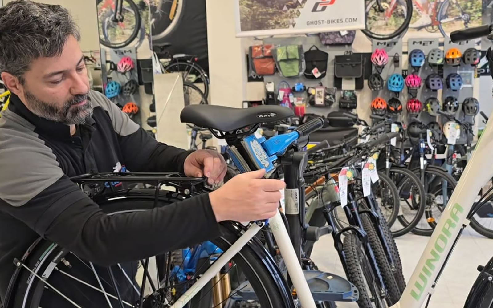 Trabajo de conversión eléctrica sobre una bicicleta urbana en Ciclos Martín Ermitagaña