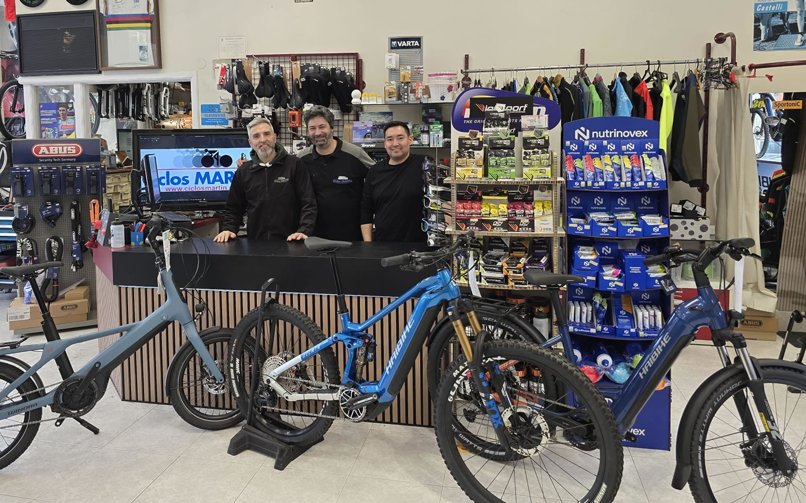Zona de exposición y atención en la tienda Ermitagaña de Ciclos Martín