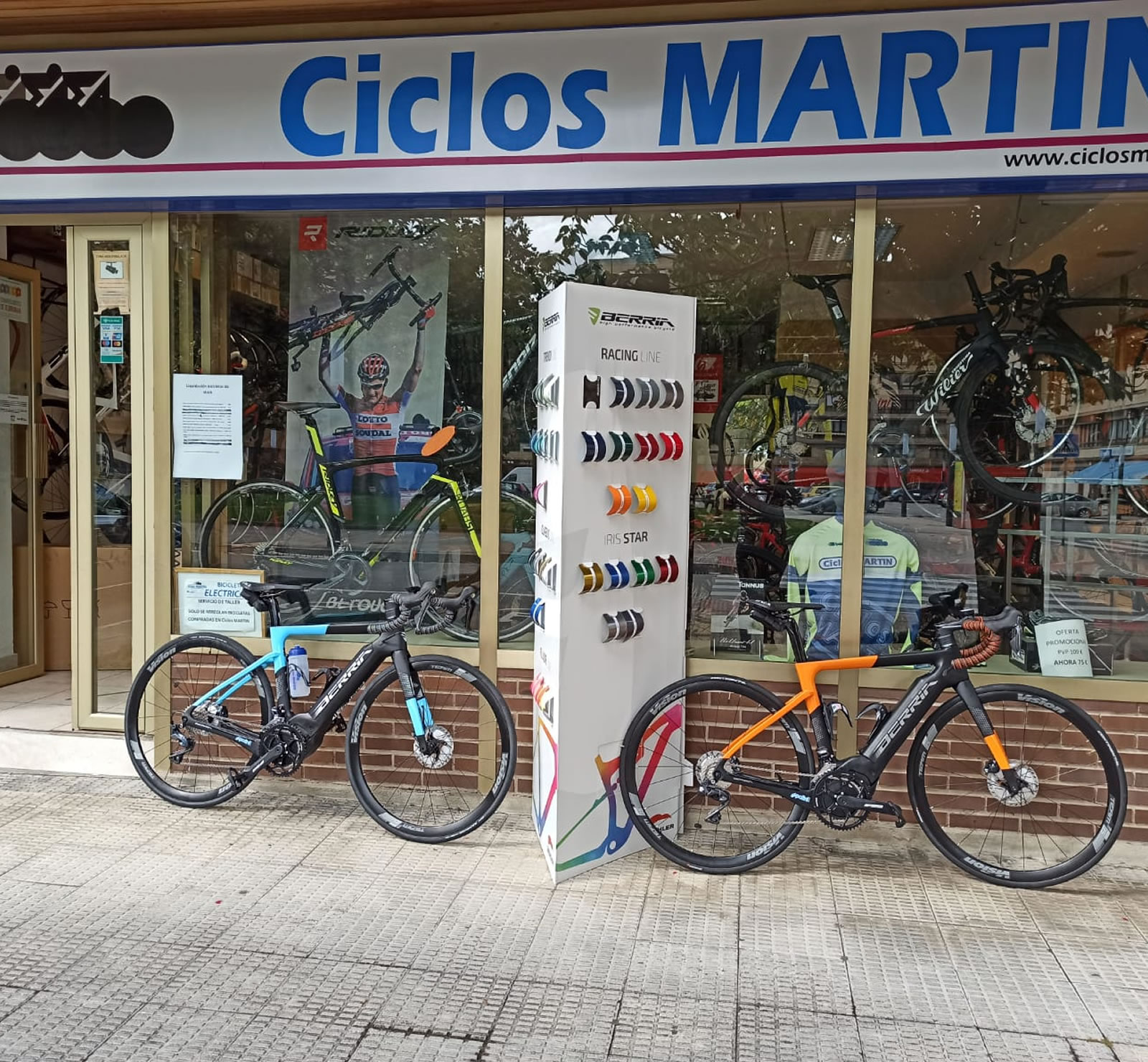 Atención en la tienda Esquíroz de Ciclos Martín en Pamplona