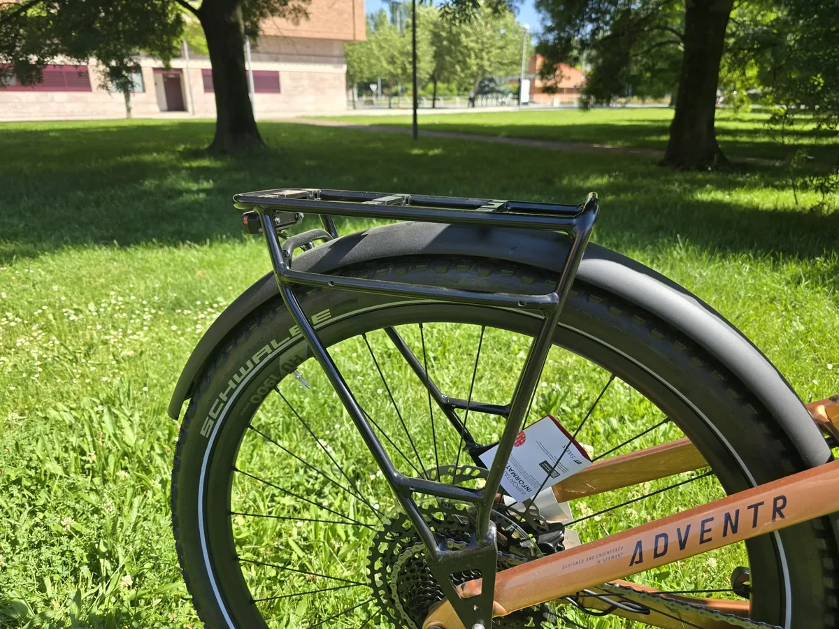 Parrilla trasera para llevar objetos en una bicicleta eléctrica