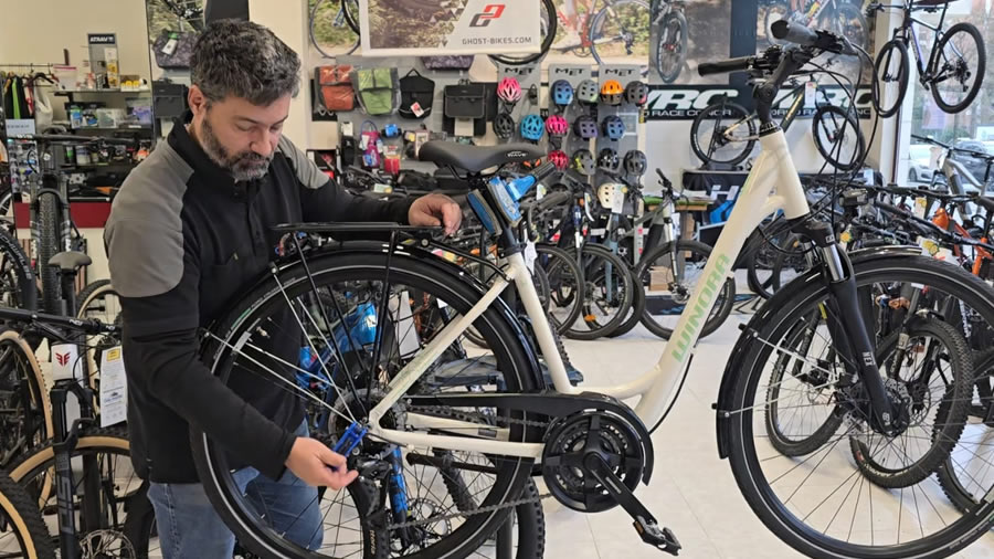 Bicicleta lista para volver a rodar tras una reparación