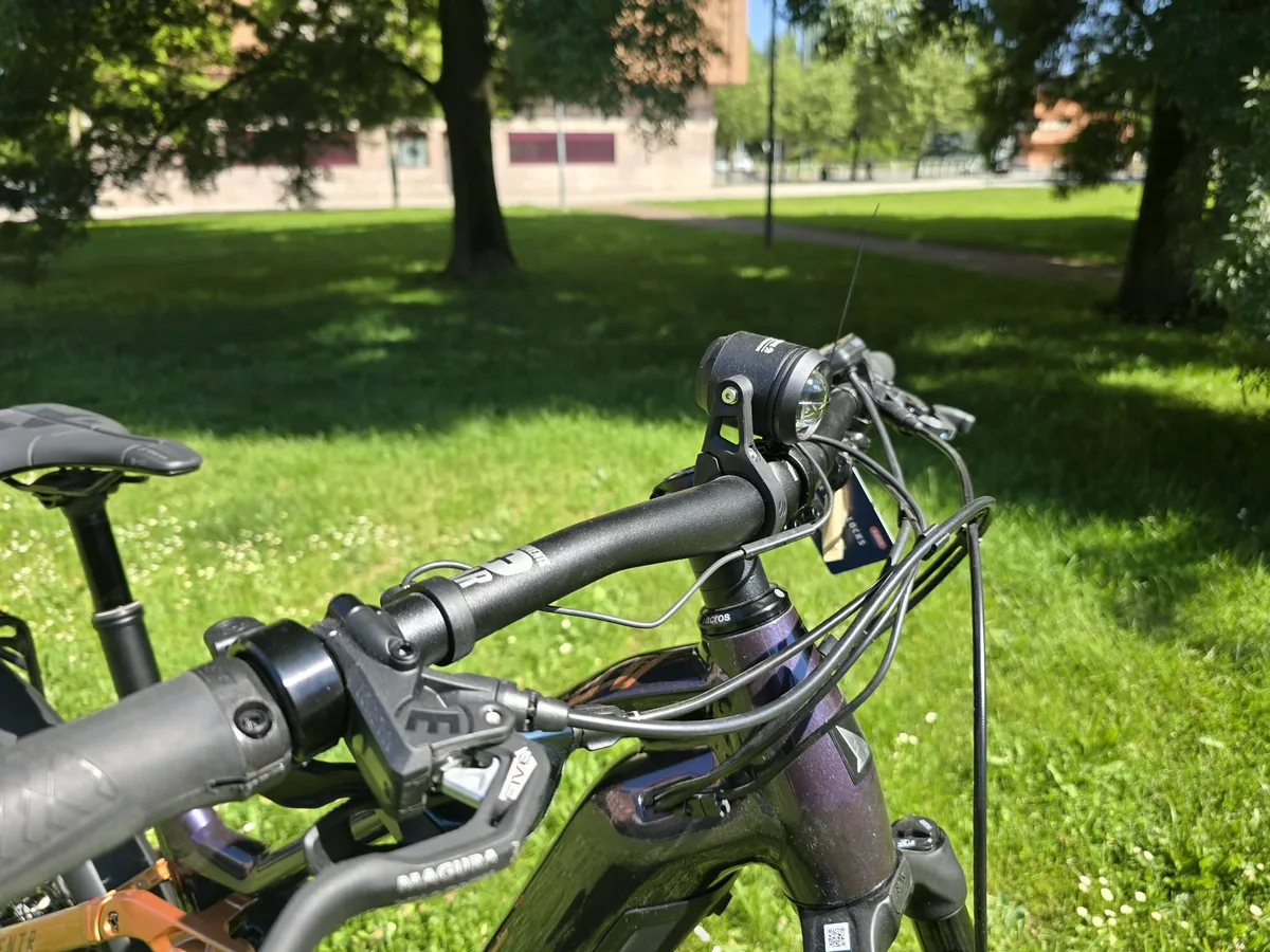 Detalle del manillar y luz delantera de la Haibike Adventr SE 12